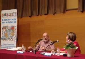 Arcadi Oliveres i Alba Martínez a la presentació del Barrejant